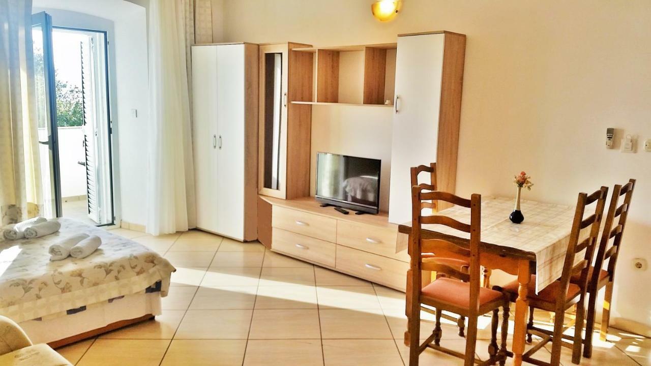 Obala Apartment & Studios Malinska Exteriér fotografie