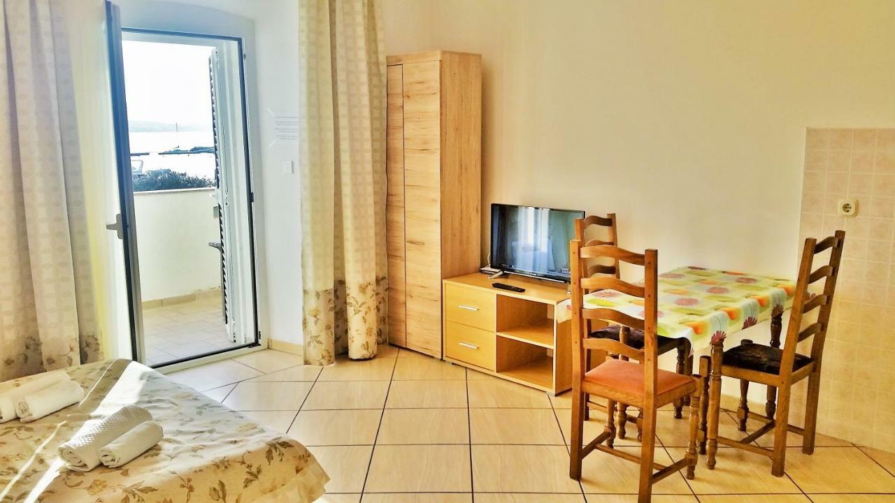 Obala Apartment & Studios Malinska Exteriér fotografie